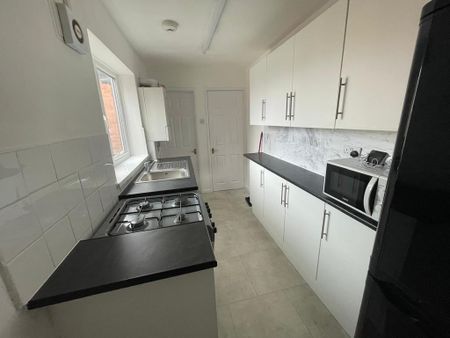 3 bedroom flat to rent - Photo 3