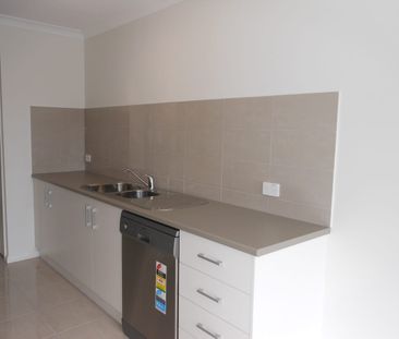 Modern Two Bedroom Townhouse in Springdale Heights! - Photo 5