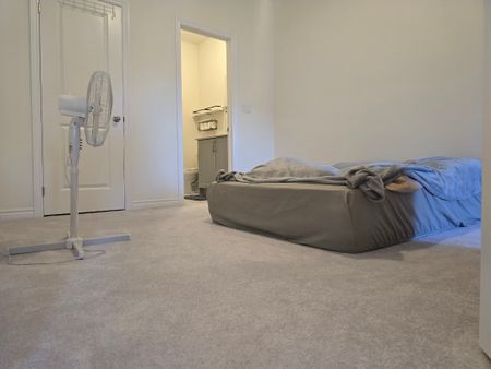 Three bedroom townhouse for rent in Aurora - Photo 4