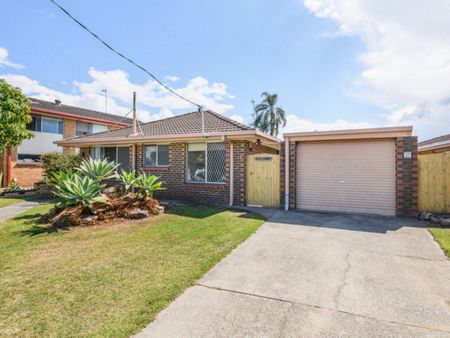 27 Vaggelas Crescent, Biggera Waters - Photo 2