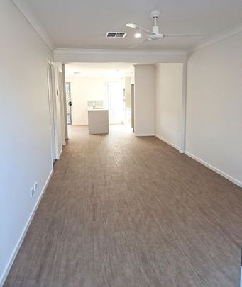 MOVE IN BEFORE CHRISTMAS-FULLY DUCTED AIRCONDITIONING-3 BED 2 BATH TOWNHOUSE - Photo 1