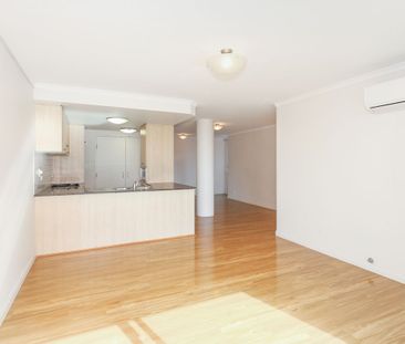 Light Filled Apartment in Fleetview - Photo 3