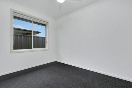 4 Bedroom Property in Evanston Gardens - Photo 3