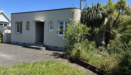*** CLOSE TO PRIMARY SCHOOL AND FERRYMEAD SHOPPING COMPLEX *** - Photo 5