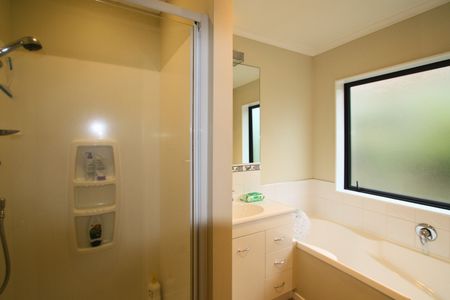 Immaculate 3 Bedroom Townhouse - Photo 5