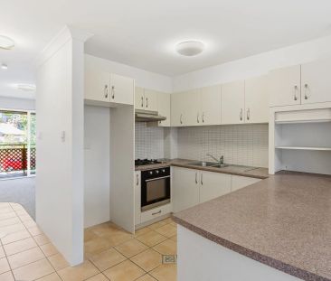 Freshly Painted Townhouse with New Carpet - Photo 6