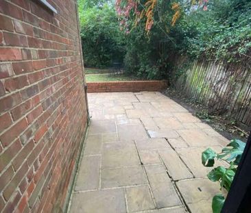 : Windsor Close, Guildford, GU2 - Photo 1
