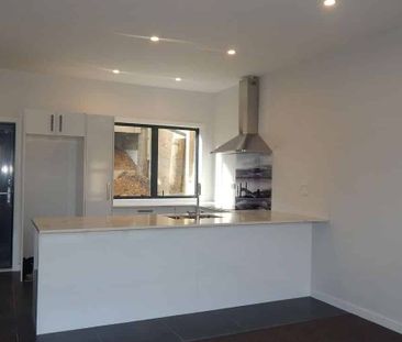 House close to the shop - Photo 4