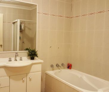 Perfectly Located 3 Bedroom Villa - Photo 4