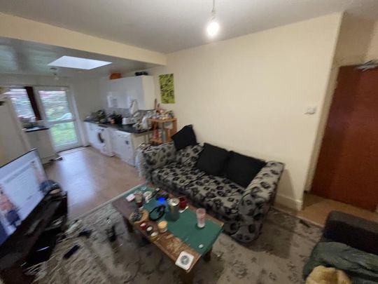 6 bedroom semi-detached house to rent - Photo 1