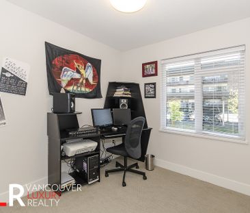 Townhouse in Port Moody, BC - Photo 2
