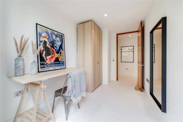 2 bedroom flat in Primrose Hill - Photo 1