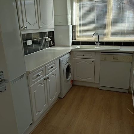 3 Bed Flat, Lady Hamilton Court, NW4 - Photo 3