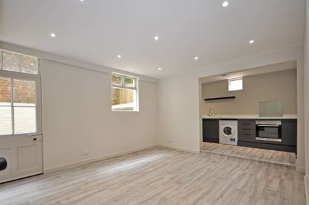 Sydenham Road North, Cheltenham, Gloucestershire - Photo 2