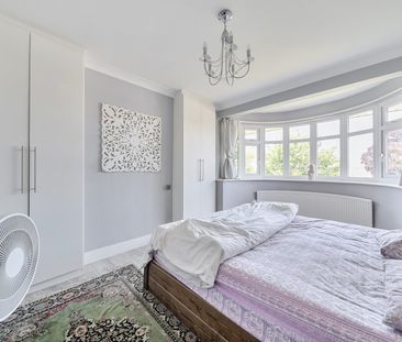 Semi-detached House to rent - Oakleigh Gardens, Orpington, BR6 - Photo 2