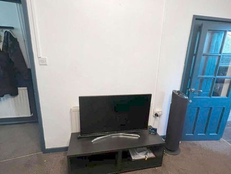 Modern House in Treforest Room 4 - Photo 2