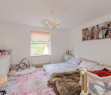 3 bed House - Mid Terrace To Let - Photo 3