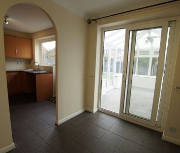 4 bedroom Detached House to let - Photo 3