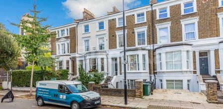 Recently refurbished one bedroom flat set with a period house near tube & shops - Photo 2