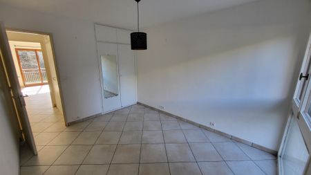 Location Appartement 4 pièces 95m² MARSEILLE 9ème - Photo 3