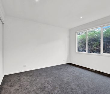 Sunlit Single-Level Living in a Quiet Bayside Cul-de-Sac - Photo 4