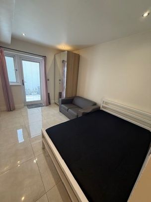 Studio Flat, Hamilton Avenue, IG6 - Photo 1