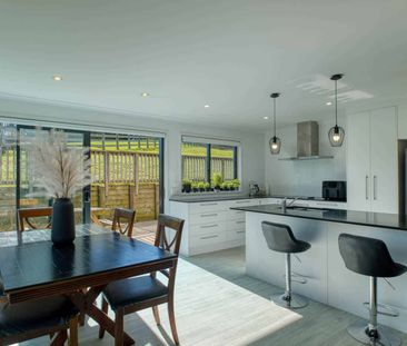 Bright and Spacious Modern Home - Photo 3