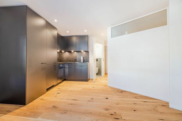 NEW CONSTRUCTION: Completely renovated 2.5-room apartment with balcony - Photo 1