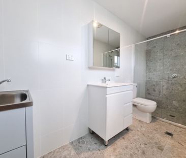 SPOTLESS, MODERN AND PRIVATE! - Photo 5