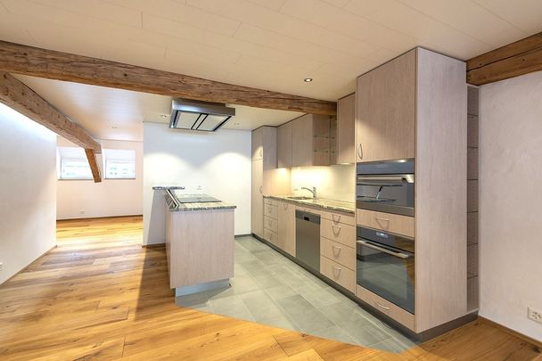 Zentral, luxuriös, neu renoviert mit grossem Balkon und Aussicht - Photo 1