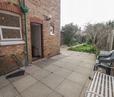 4 Bedroom House To Rent in Charminster - £1,920 pcm Tenancy Info - Photo 6