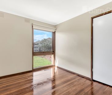 IMMACUATELY PRESENTED FAMILY HOME! - Photo 4