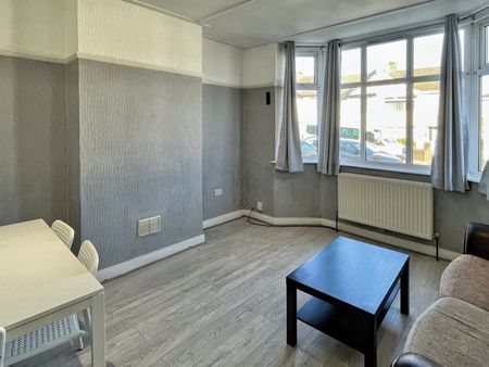 4 Bed Terraced House, Mackie Road, BS34 - Photo 3