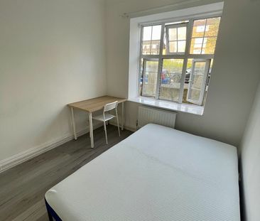 Room in a Shared Flat, Marina Court, E3 - Photo 4