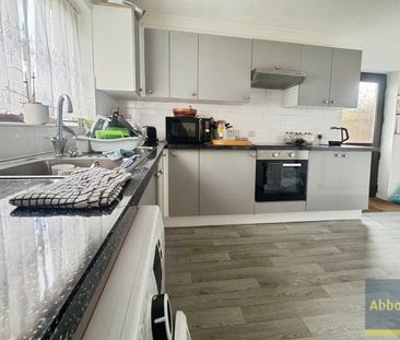 BURNT MILLS, BASILDON - Photo 4