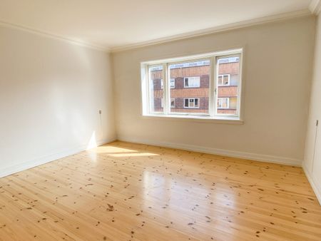 Centraltbeliggende og lys 2-værelses lejlighed med altan - Photo 2