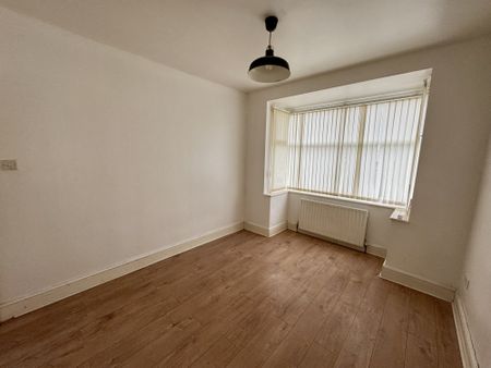 *** 3 BEDROOMS *** GOOD SIZED CORNER PLOT *** CONSERVATORY *** GAS CENTRAL HEATING *** ENCLOSED ENTRANCE PORCH *** 18' LOUNGE *** KITCHEN *** 3 DOUBLE BEDROOMS *** BATHROOM *** MATURE GARDENS *** GOOD MAJOR ROAD CONNECTIONS *** EASY ACCESS INTO THE CITY CENTRE - Photo 4