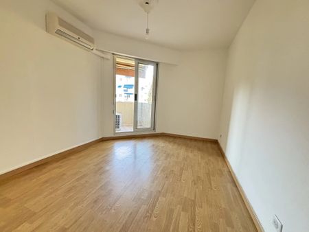 Location Appartement 4 pièces 81m² NICE 06200 - Photo 4