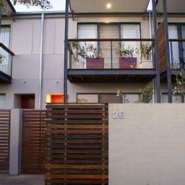 Modern 3 Bedroom Townhouse in Trendy Location! - Photo 1