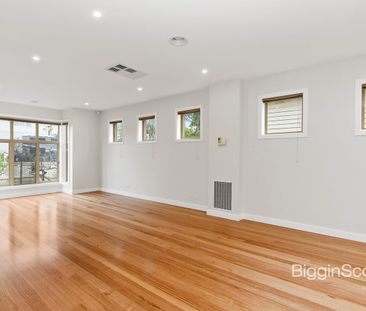 Perfect Two Bedroom Newport Townhouse - Photo 3