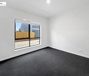 Brand New & Spacious 4-Bedroom Townhouse in Cranbourne - Photo 2
