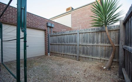 CHARMING THREE BEDROOM TOWNHOUSE! - Photo 2