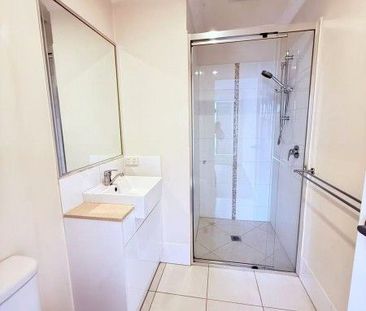 Stunning Townhouse in Springfield lakes Prime Location! - Photo 2