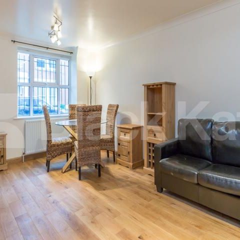 modern and spacious close to zone 2 underground Station - Photo 1