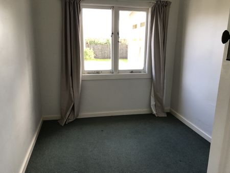 This well-presented three-bedroom, single-bathroom home offers comfortable and convenient living in a sought-after Hamilton location. - Photo 3