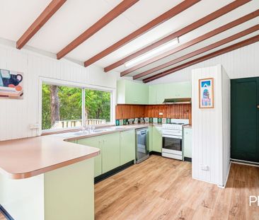 Charming 3-Bedroom Home with Studio in Hazelbrook - Photo 4