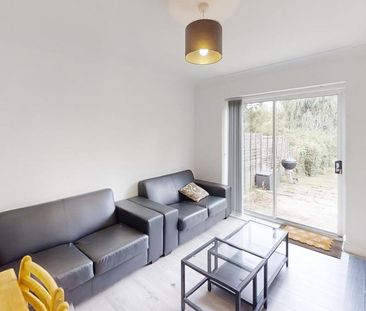 4 bedroom semi-detached house to rent - Photo 2