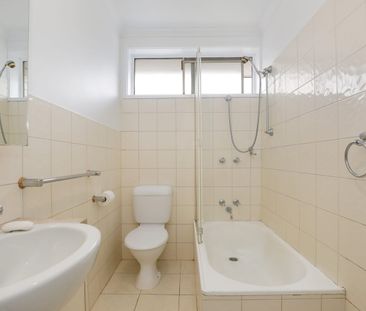 Light filled one bedroom apartment in ideal location - Photo 6