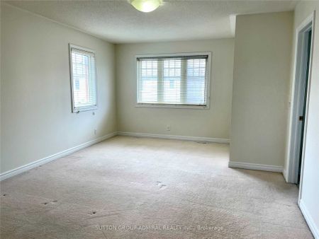 Townhouse For Lease | N8146022 - Photo 5