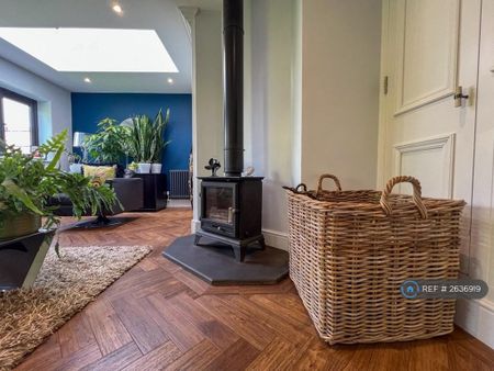 5 bedroom detached house to rent - Photo 4